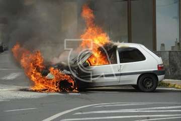 Arde un coche en la calle Poeta Pablo Neruda de Los Llanos de Telde/Eugenio Artiles y TA.